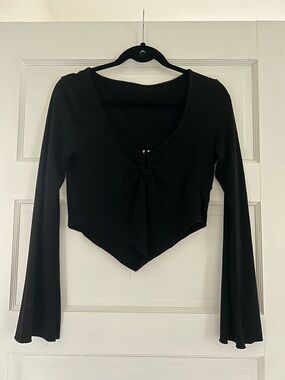 Women's Black Long-Sleeve Cropped V-Neck Top